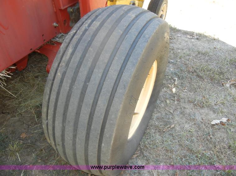 image for item D4382 2005 New Holland BR780 round baler