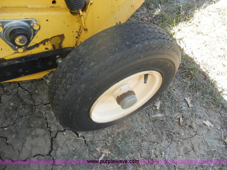 image for item D4382 2005 New Holland BR780 round baler