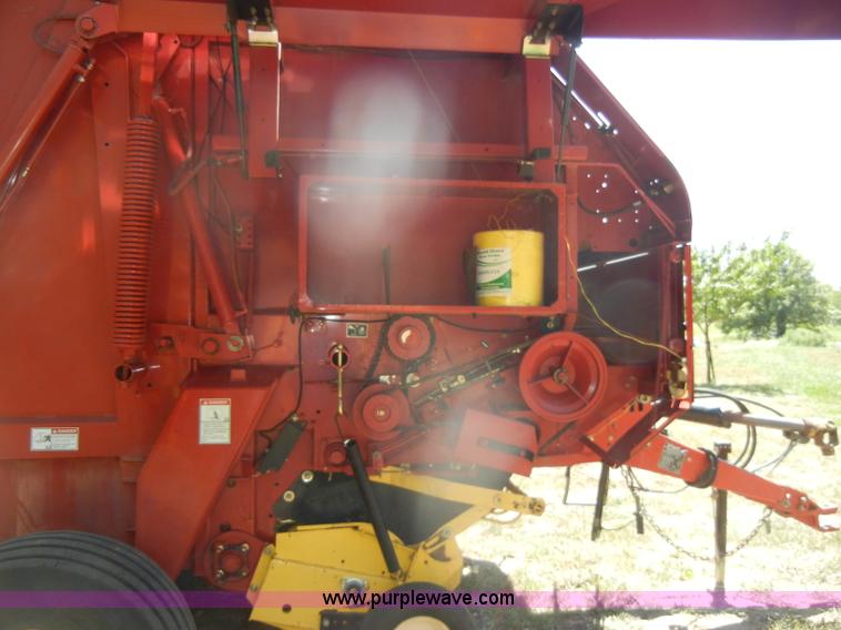 image for item D4382 2005 New Holland BR780 round baler