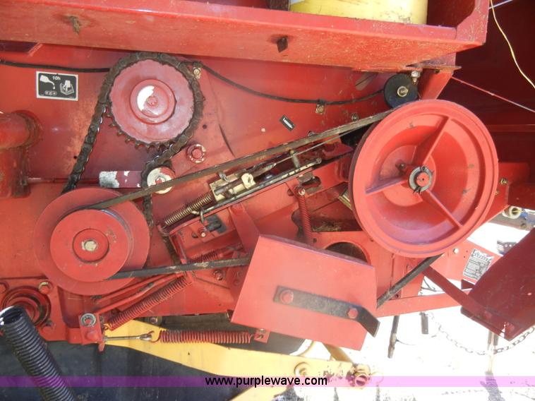 image for item D4382 2005 New Holland BR780 round baler