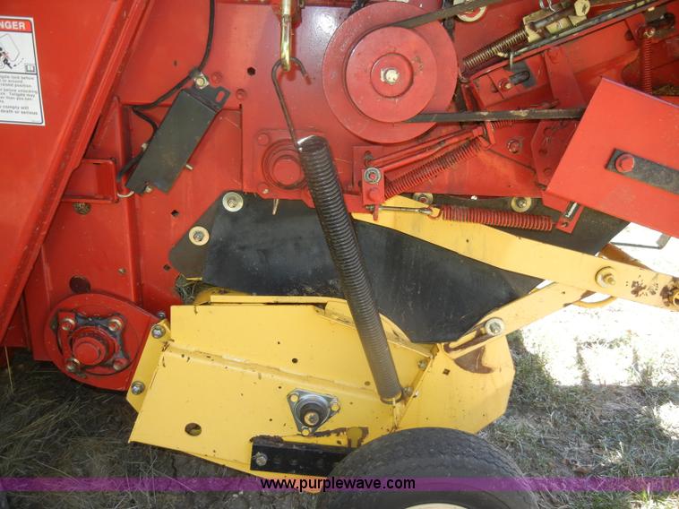 image for item D4382 2005 New Holland BR780 round baler