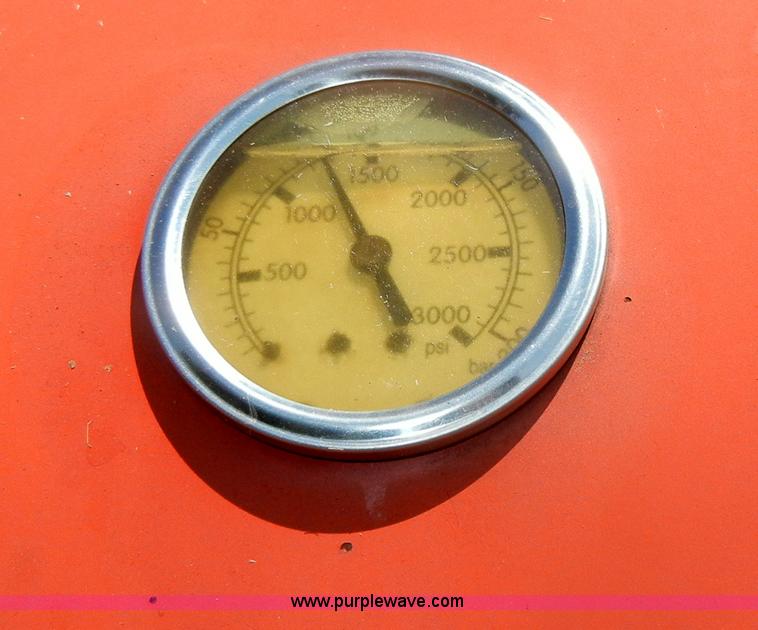 image for item D4382 2005 New Holland BR780 round baler