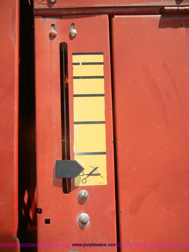 image for item D4382 2005 New Holland BR780 round baler