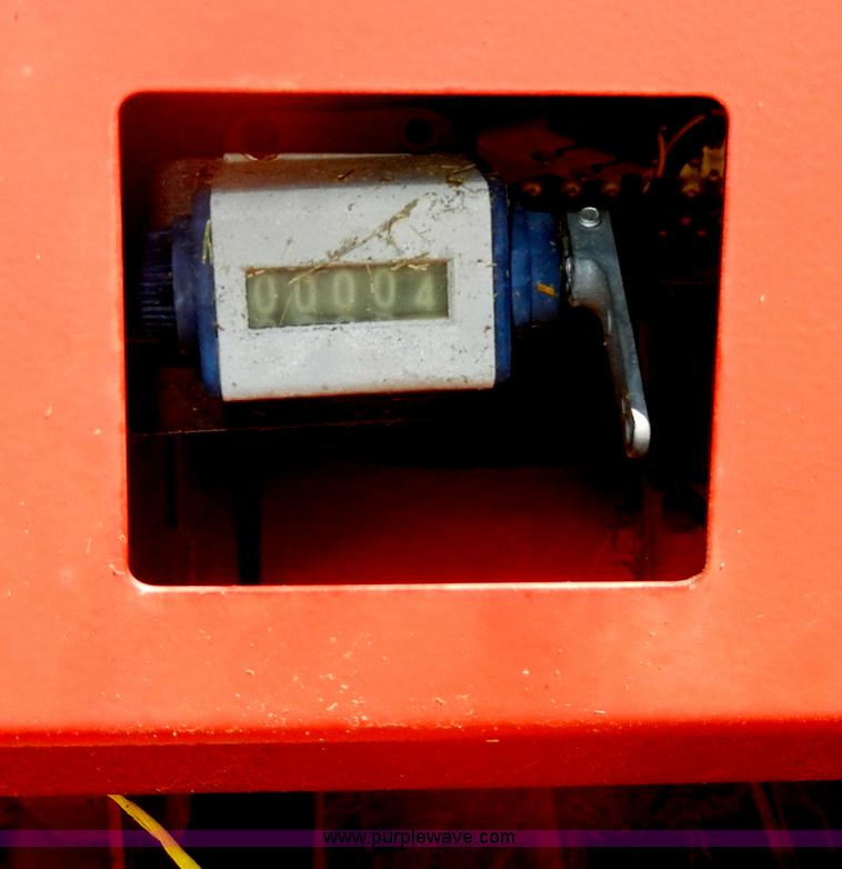 image for item D4382 2005 New Holland BR780 round baler