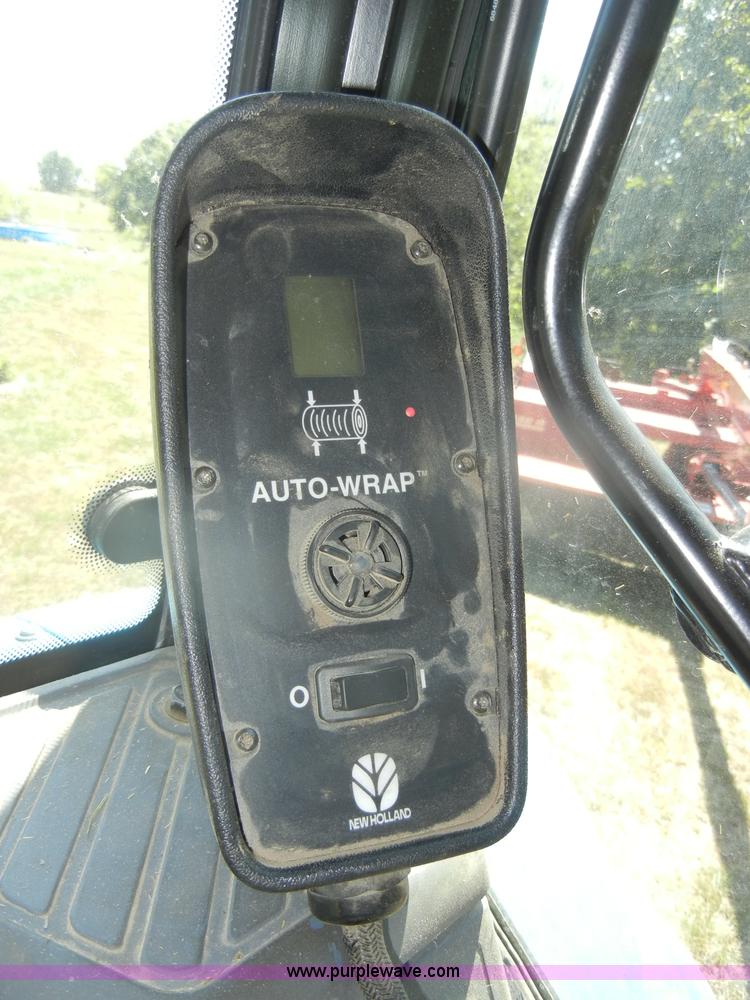 image for item D4382 2005 New Holland BR780 round baler