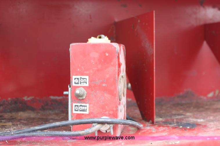 image for item D5260 1994 New Holland 660 round baler