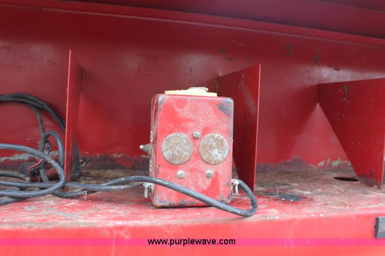 image for item D5260 1994 New Holland 660 round baler