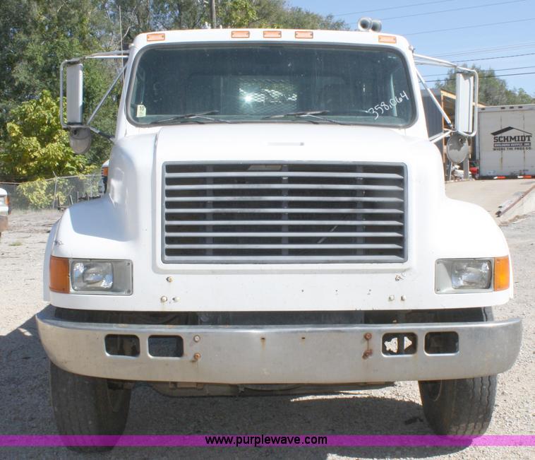 image for item A3192 1994 International 4900 flatbed truck