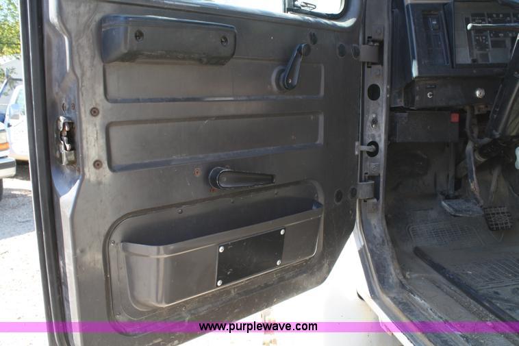 image for item A3192 1994 International 4900 flatbed truck