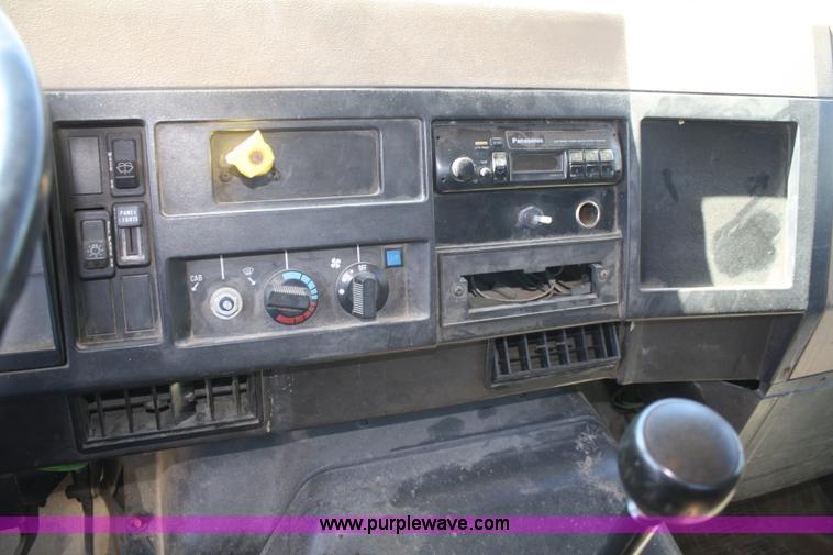 image for item A3192 1994 International 4900 flatbed truck