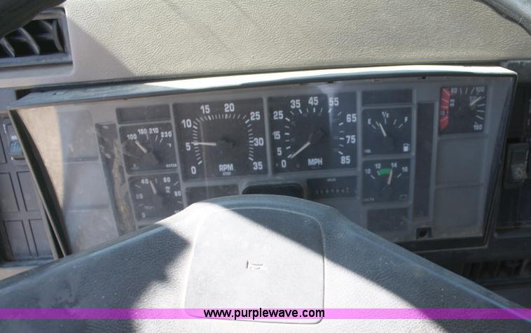 image for item A3192 1994 International 4900 flatbed truck