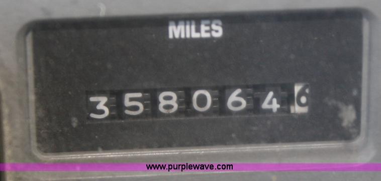 image for item A3192 1994 International 4900 flatbed truck