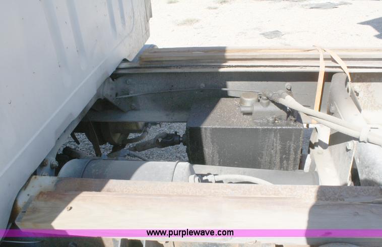 image for item A3192 1994 International 4900 flatbed truck