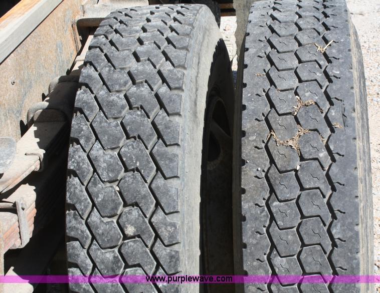 image for item A3192 1994 International 4900 flatbed truck