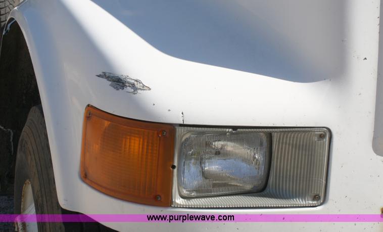 image for item A3192 1994 International 4900 flatbed truck