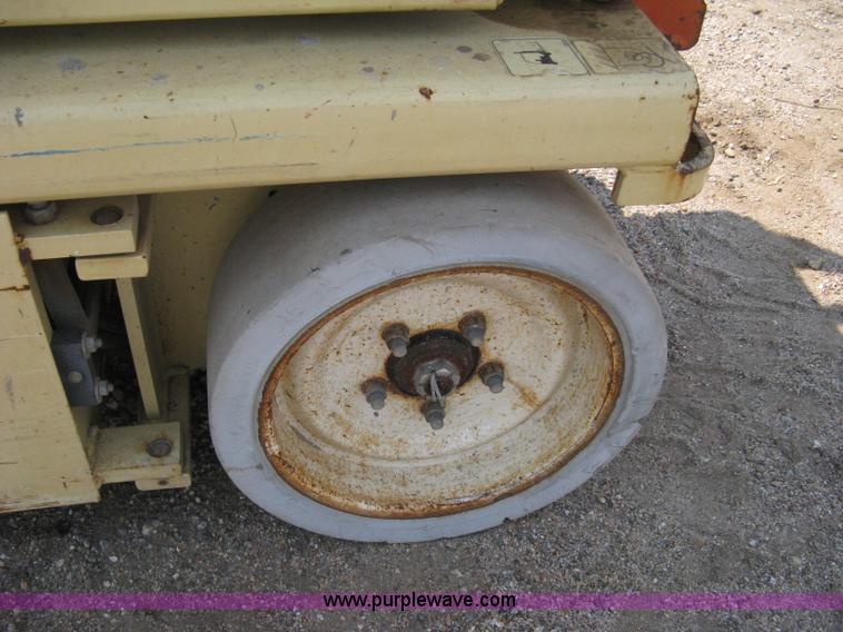 image for item A6464 2001 JLG 2032 E2 electric scissor lift