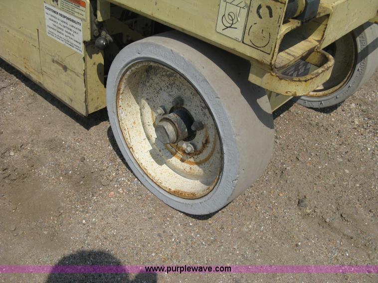 image for item A6464 2001 JLG 2032 E2 electric scissor lift