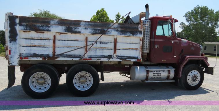 image for item B2443 1994 Volvo White GMC ACL dump truck