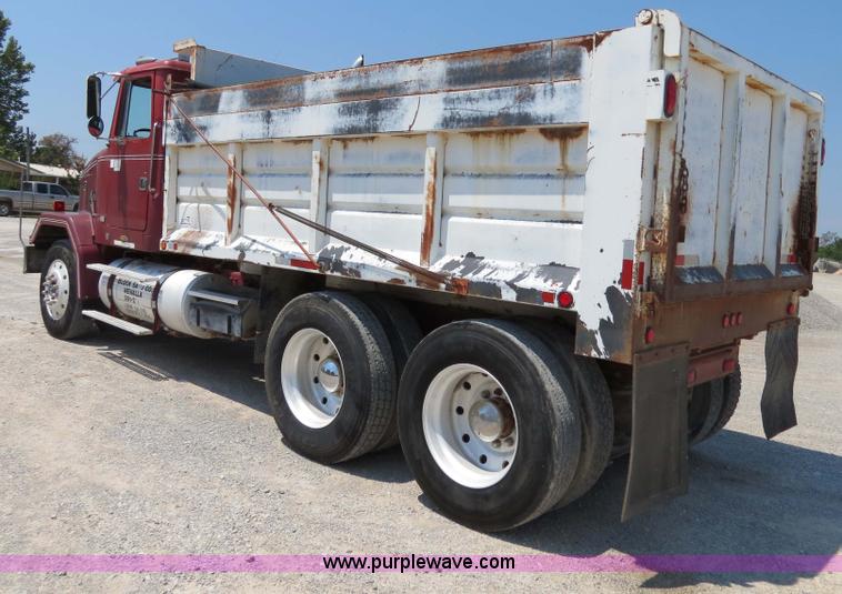 image for item B2443 1994 Volvo White GMC ACL dump truck