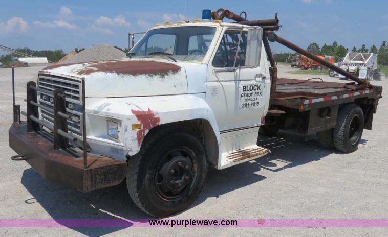 image for item B2444 1981 Ford F600 winch truck