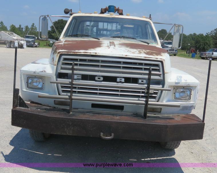 image for item B2444 1981 Ford F600 winch truck