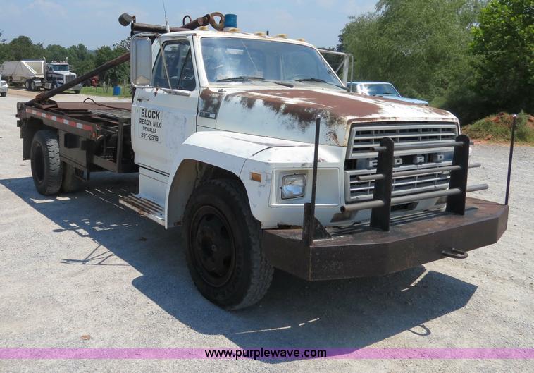 image for item B2444 1981 Ford F600 winch truck