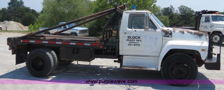 image for item B2444 1981 Ford F600 winch truck