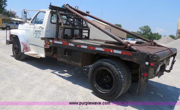 image for item B2444 1981 Ford F600 winch truck
