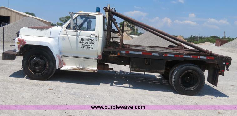 image for item B2444 1981 Ford F600 winch truck