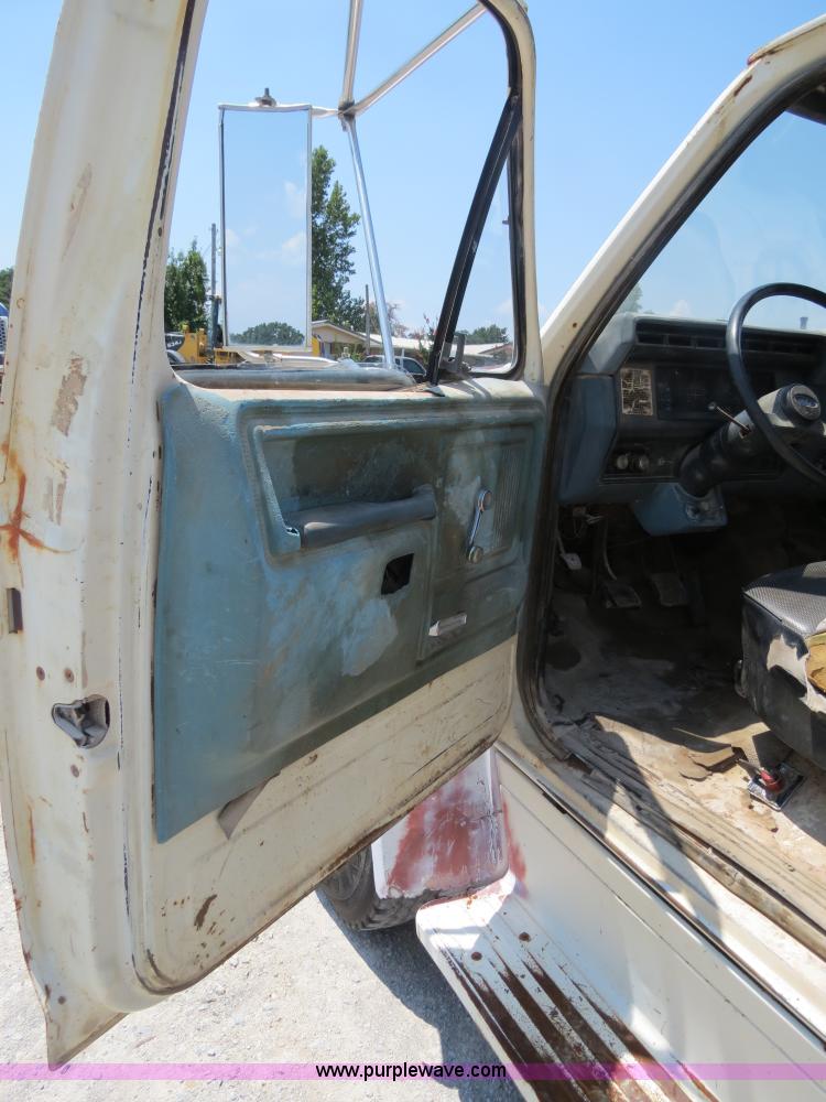 image for item B2444 1981 Ford F600 winch truck