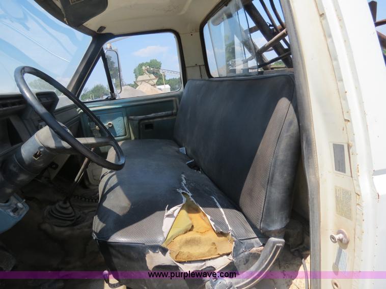 image for item B2444 1981 Ford F600 winch truck