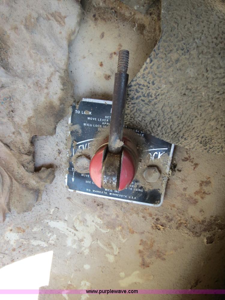 image for item B2444 1981 Ford F600 winch truck