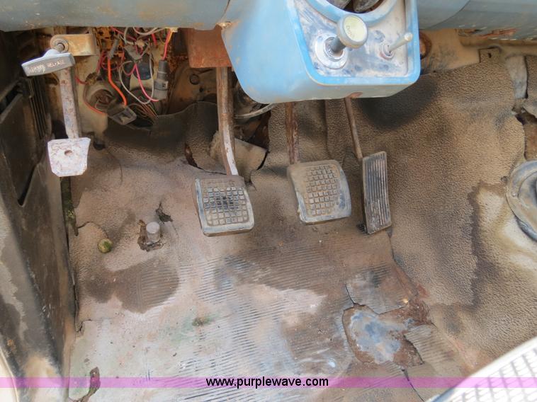 image for item B2444 1981 Ford F600 winch truck