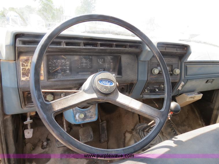 image for item B2444 1981 Ford F600 winch truck