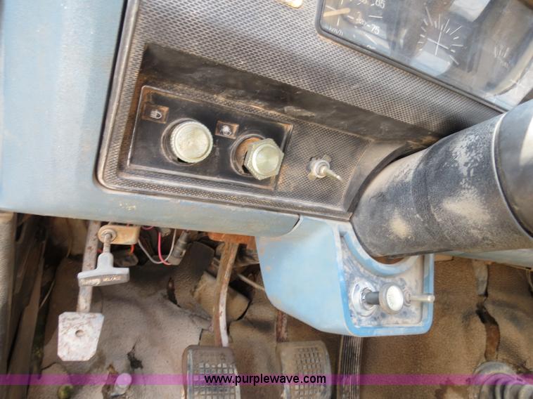 image for item B2444 1981 Ford F600 winch truck