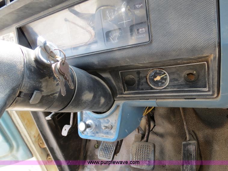 image for item B2444 1981 Ford F600 winch truck