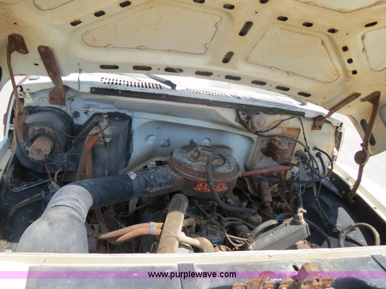 image for item B2444 1981 Ford F600 winch truck