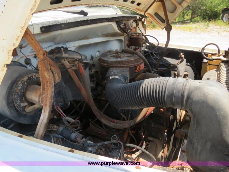 image for item B2444 1981 Ford F600 winch truck