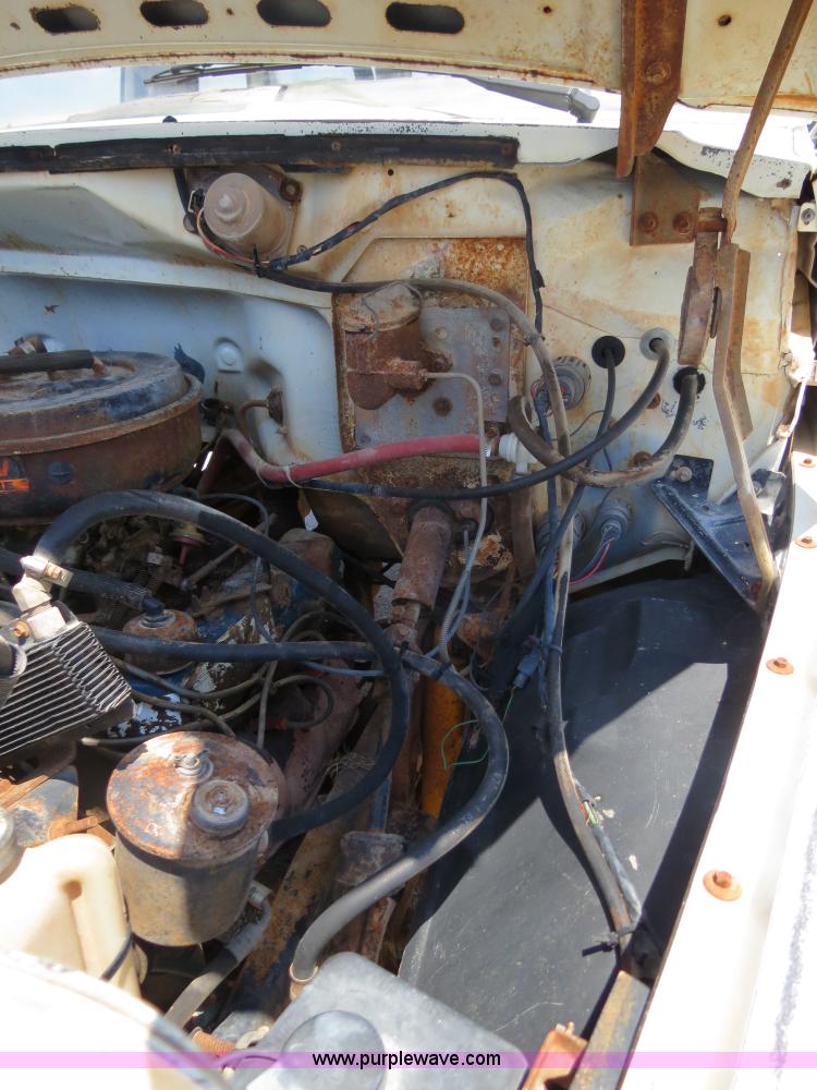 image for item B2444 1981 Ford F600 winch truck