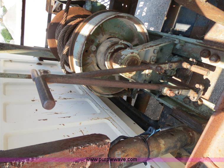image for item B2444 1981 Ford F600 winch truck