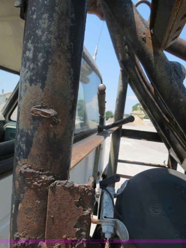 image for item B2444 1981 Ford F600 winch truck