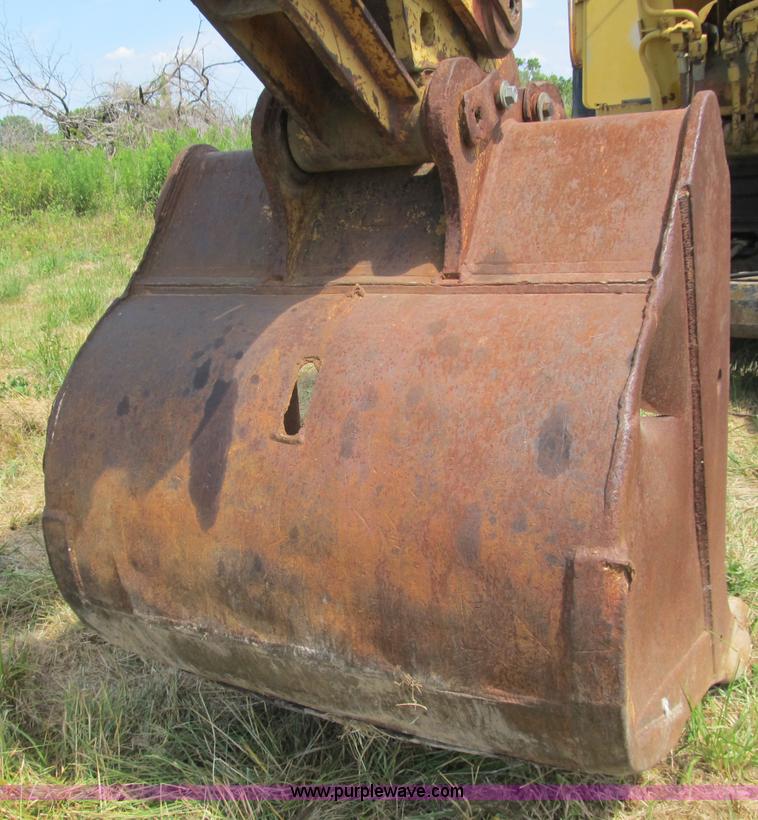 image for item B2764 1983 Caterpillar 225 excavator