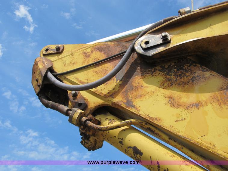 image for item B2764 1983 Caterpillar 225 excavator