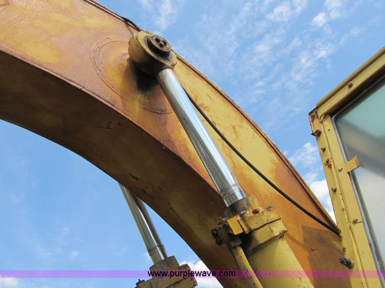 image for item B2764 1983 Caterpillar 225 excavator