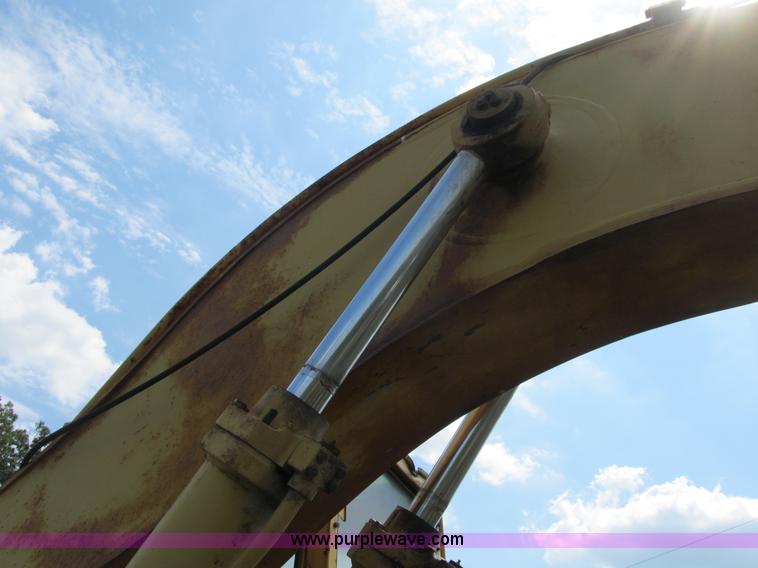 image for item B2764 1983 Caterpillar 225 excavator