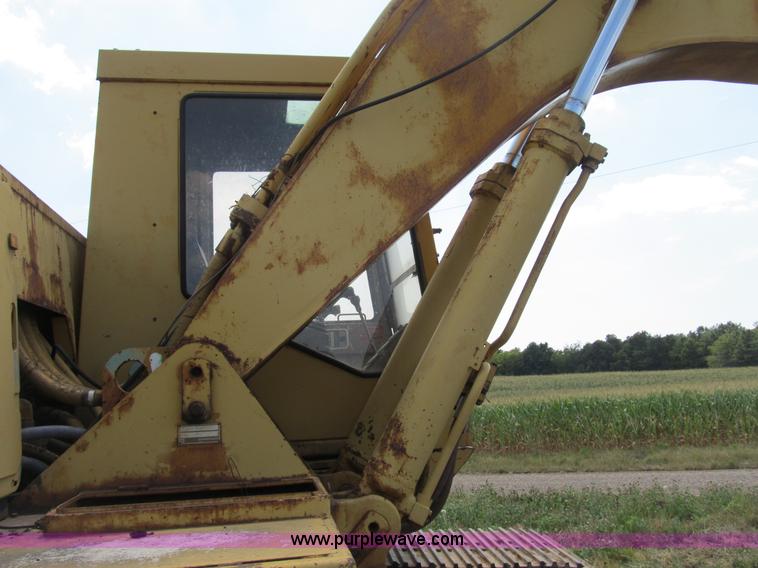 image for item B2764 1983 Caterpillar 225 excavator