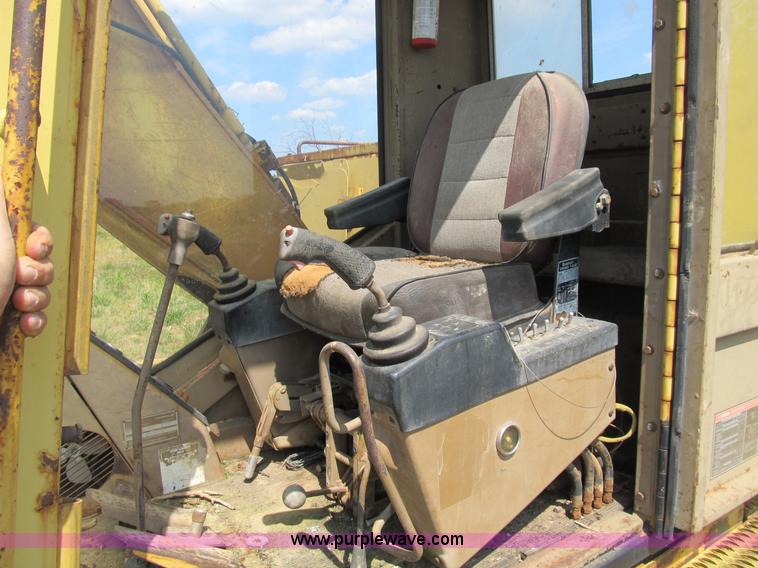 image for item B2764 1983 Caterpillar 225 excavator