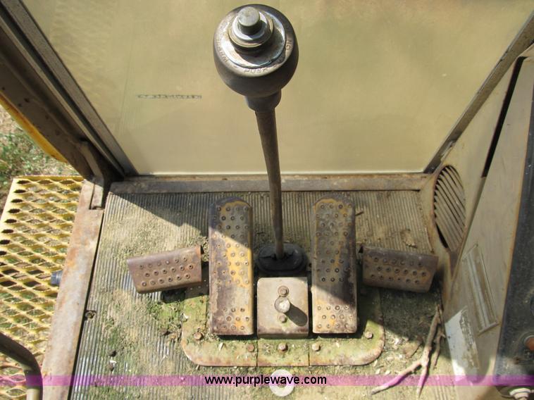 image for item B2764 1983 Caterpillar 225 excavator