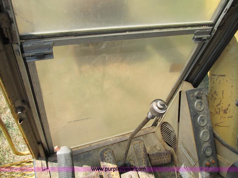 image for item B2764 1983 Caterpillar 225 excavator