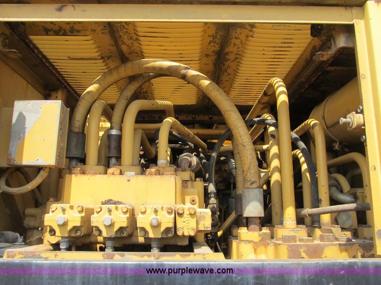 image for item B2764 1983 Caterpillar 225 excavator